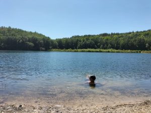 Helder blauw water langs de Terhills Wandelroute