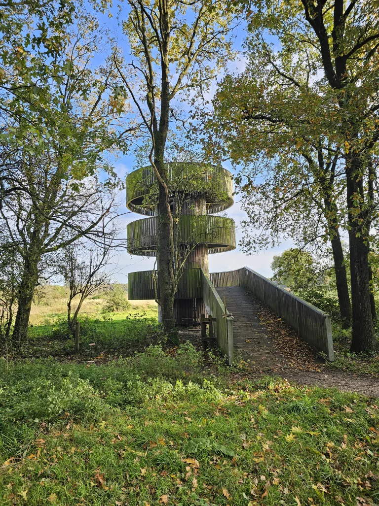 Uitkijktoren naast grenkerk weerterbos