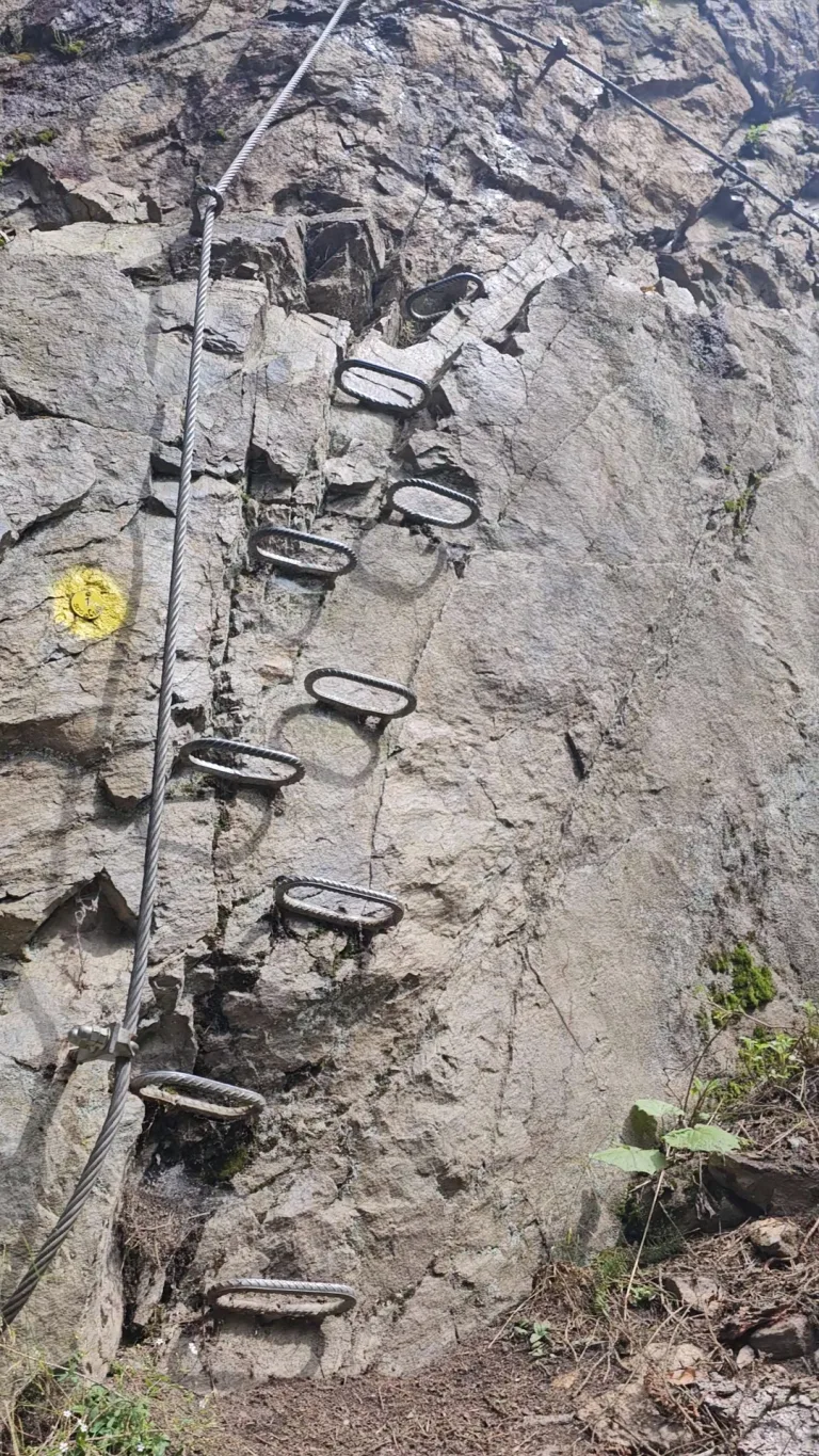 Stuibenwasserfall Klettersteig ladder tegen rotswand