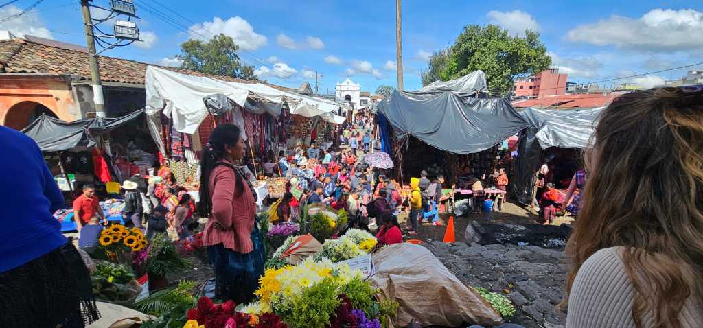 De drukke markt van Chichicastenango