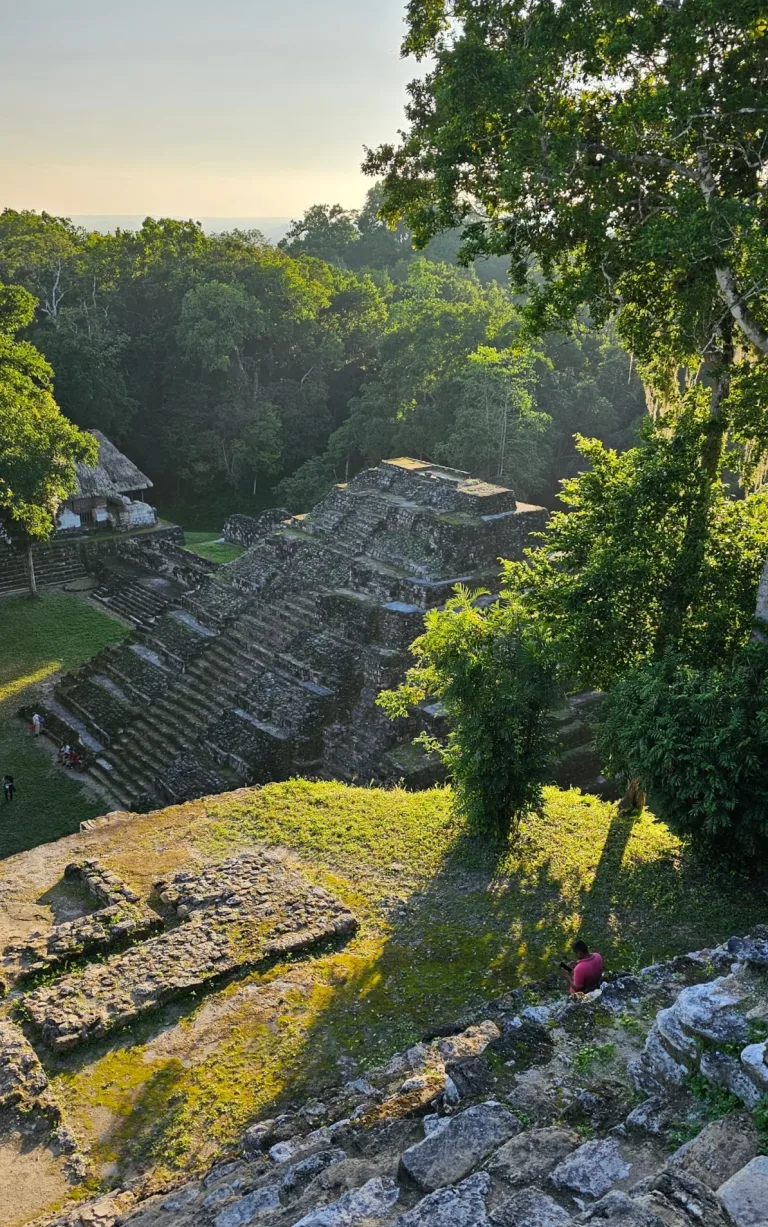 Tempels van Yaxhá in De jungle van Guatemala