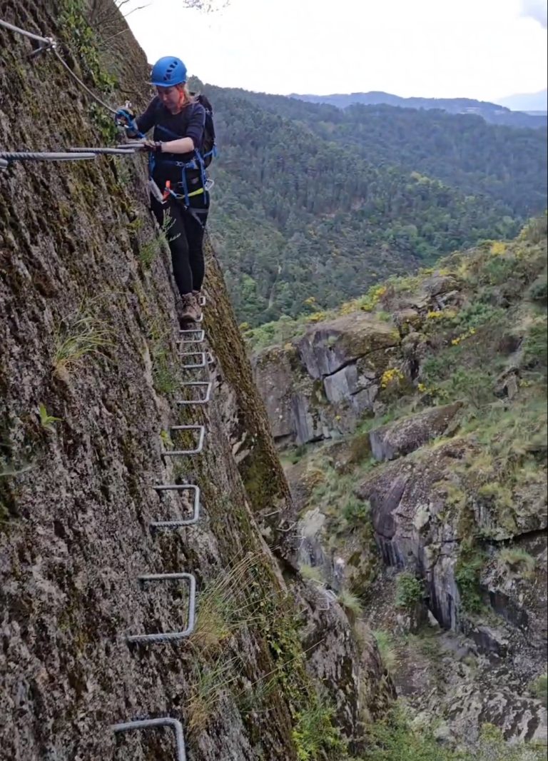 ViaFerrata klimmen langs de berg