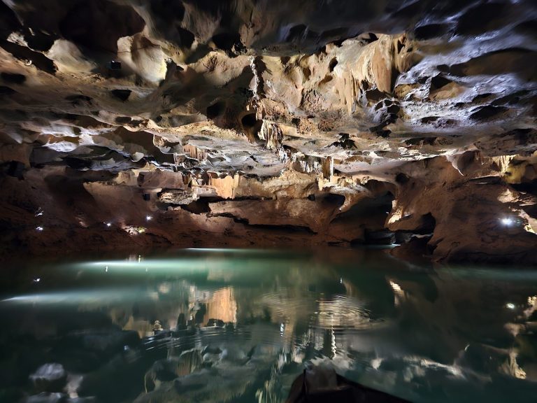 Verlichtte grotten sant josep