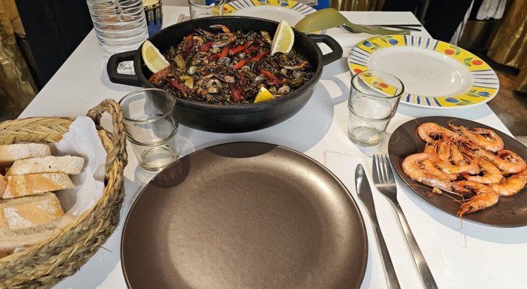 Paella met zwarte rijst